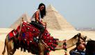 Die amtierende Miss USA Rima Fakih ist natürlich auch im Ausland unterwegs, um ihr Heimatland zu repräsentieren. Da steigt sie in Ägypten schon mal aufs hohe Ross  Pardon, Kamel.  Foto: ap