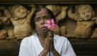 Eine Buddhistin aus Sri Lanka betet am Vollmondtag an einem Tempel in Colombo. Der Überlieferung nach ist Buddha in einer Vollmondnacht geboren und, der Himmelskörper ist das Symbol der Erleuchtung. Foto: ap