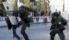 Die Athener Polizei geht mit großer Härte gegen Demonstranten vor. Hier vertreibt sie einen Studenten, der vor dem Griechischen Parlament hinter die Absperrung vorgedrungen war. Foto: dpa