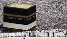 Tausende Muslime beten in der Al-Haram-Moschee in Mekka, Saudi Arabien. Fast 2,5 Millionen muslimische Pilger haben sich zur jährlichen Pilgerfahrt, der Hadsch, in Mekka eingefunden. Jeder gläubige Moslem sollte dies einmal im Leben tun.  Foto: dapd