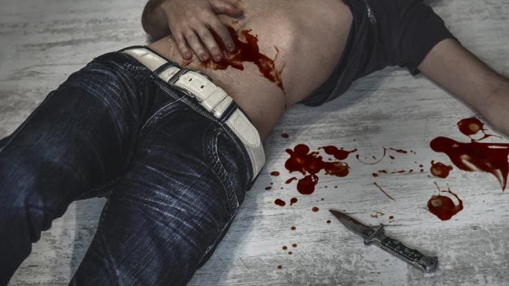 Eine Messer-Attacke hätte einen 17-Jährigen in Viernheim (Hessen) fast das Leben gekostet. (Symbolbild).