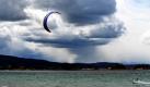 Ein Kite-Surfer fährt bei Allensbach über den Bodensee. Starke Winde bieten den Freizeitsportlern hervorragende Bedingungen für eine Fahrt über den See.  Foto: dpa