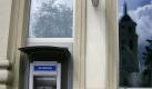 Geldautomat in Vilnius: Nach Gerüchten um die Pleite einer Bank brach unter lettischen Sparern kurzzeitig Panik aus. Foto: Valda Kalnina/Archiv Foto: dpa