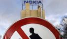 Ein Verbotsschild für Fußgänger hängt am Mittwoch (16.01.2008) vor dem Tor des Nokia-Werks in Bochum. Nokia hatte angekündigt, den Standort mit 2300 Beschäftigten Mitte des Jahres zu schließen und die Produktion nach Rumänien und Ungarn zu verlegen.
 Foto: dpa