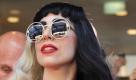 Lady Gaga (25) zeigt ihr wahres Gesicht: Die exzentrische Pop-Sängerin hat sich erstmals ohne Make-up, falsche Wimpern oder aufwändige Kostüme fotografieren lassen. Auf dem Titelbild des US-Magazins Harper's Bazaar (Oktober-Ausgabe) ist die New Yorkerin ganz ungewöhnlich schlicht zu sehen. «Für mich ist das nicht ‹natürlich›. Ich finde, Künstlichkeit ist die neue Realität. Es geht mehr darum, ehrlich zu sein, bei dem was du tust. Ob ich jetzt tonnenweise Make-up trage oder keines - im Innersten werde ich immer die gleiche Person sein», sagte sie dem Magazin.  Foto: dpa