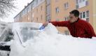 Das Auto von Eis und Schnee zu befreien, ist eine mühsame Arbeit. Wer es mal eilig hat, kann zumindest die Heckscheibe auslassen. (Bild: Tobias Hase/dpa) Foto: dpa