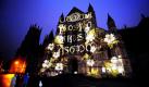 Erleuchtung begreift sich im Verständnis so manches Christen als eine der Aufgaben der Kirche. Im wortwörtlichen Sinne kümmerte sich darum der Lichtkünstler Ross Aston, der im Rahmen des York Illumination Festivals in Nordengland außerhalb der York Minister Kathedral für Erleuchtung sorgte. Foto: dapd