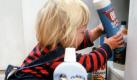 Chemische Putzmittel sind auch eine Gefahr für Kinder und sollten deshalb besser weggeschlossen werden. Foto: dpa