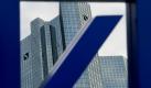 Die Zentrale der Deutschen Bank in Frankfurt am Main in einem Spiegel mit dem Logo von Deutschlands größter Geschäftsbank. Foto: Arne Dedert Foto: dpa