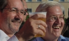Der SPD-Kanzlerkandidat Frank-Walter Steinmeier und der Brandenburger Ministerpräsident Matthias Platzeck stoßen nach einer Wahlkampfkundgebung in Steinmeiers Wahlkreis in Brandenburg an der Havel mit Bier an. Foto: ap