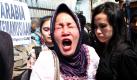 Een Nuraeni weint bei einer Protestkundgebung vor der arabischen Botschaft in Jakarta, Indonesien, um ihre Mutter: Die Haushälterin Ruyati binti Satubi wurde in Saudi-Arabien enthauptet. Dutzende von Aktivisten demonstrierten gegen die Hinrichtung. Ruyati war schuldig gesprochen worden, ihren Arbeitgeber im vergangenen Jahr getötet zu haben. Foto: dpa