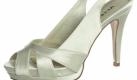 Einfach bezaubernd: Menburs Satin-Sandaletten. Die zart glänzenden Schuhe in Elfenbein veredeln den schönsten Tag des Lebens. Praktisch: Die stilvollen High Heels sind weich gepolstert und sorgen so für hohen Tragekomfort. Erhältlich unter zalando.de für 99,95 Euro. Foto: Zalando.de