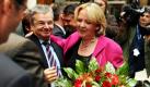 Die SPD-Spitzenkandidatin der Landtagswahl in Nordrhein-Westfalen, Hannelore Kraft, freut sich im Willy-Brandt-Haus in Berlin über die Glückwünsche von Joachim Poß, Vizevorsitzender der SPD-Bundestagsfraktion. Nach der Landtagswahl in NRW erheben die Sozialdemokraten nun einen Führungsanspruch in dem größten Bundesland Deutschlands. Foto: dpa