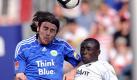 Freiburgs Papiss Cisse (r.) und Wolfsburgs Andrea Barzagli im Kopfballduell. Foto: ddp