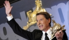 Der österreichische Schlagersänger Udo Jürgens freut sich am Mittwoch (17.09.2008) im Friedrichstadtpalast in Berlin bei der Verleihung des Medienpreises 'Goldene Henne'. Er nahm die Auszeichnung in der Kategorie 'Lebenswerk' entgegen. Bereits zum 14. Mal wird der Medienpreis vom Mitteldeutschen Rundfunk (MDR) und der Zeitschrift «Superillu» vergeben. Die 'Goldene Henne' erinnert an die 1991 verstorbene Berliner Entertainerin Helga 'Henne' Hahnemann. Foto: dpa