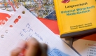 Bessere Mobilität von Studenten in ganz Europa. Das haben sich die Bologna-Reformer auf die Fahnen geschrieben. Doch die Spezialisierung der Hochschulen auf bestimmte Kernbereiche hat dazu geführt, dass gleiche Studiengänge an unterschiedlichen Hochschulen verschieden aufgebaut sind und unterschiedlich bewertet werden. Leistungen aus dem Ausland anerkennen zu lassen, wird daher schwieriger. Foto: dpa