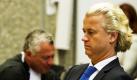 Der niederländische Rechtspopulist Geert Wilders (rechts) sitzt vor der Fortführung seines Prozesses in einem Amsterdamer Gericht. Der Vorsitzende der Partei für die Freiheit (PVV) muss sich dem Vorwurf gegenüber verantworten, Missgunst gegen Muslime zu schüren.  Foto: dpa