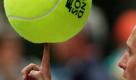 Ein Artist jongliert während einer Spielpause bei den French Open im Roland Garros Stadion mit einem überdimensionalen Tennisball. Foto: dapd