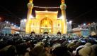 Studenten einer schiitischen Religionsschule im irakischen Najaf beim Gebet. Obwohl die Moschee prachtvoll anzusehen ist, gestaltet sich das Leben der knapp 7000 Schüler eher karg. Geld für Essen und Wohnungen wird von den hohen Geistlichen der Stadt gestiftet und ist daher nicht immer ausreichend. Foto: ap