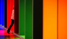 Eine junge Frau betritt in der Farb-Licht-Werkstatt in Dresden die begehbare Installation FarbLichtKlaviatur - LED - Licht und Farbe inszenieren. Die noch bis 12. Februar zu sehende Schau ist Bestandteil der Ausstellung color continuo 1810... 2010... System und Kunst der Farbe. 
 Foto: ddp
