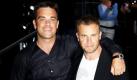 Die wiedervereinten Musiker Robbie Williams und Gary Barlow nach einem Interview vor der Radiostation eines britischen Senders in London. Robbie Williams, der nach langer Zeit wieder in seine alte band Take that zurückgefunden hat, nahm ein Duett mit Gary Barlow auf, das den Namen Shame erhalten hat und auf dem Greatest Hits Album In And Out Of Conciousness von Williams zu hören ist. Foto: ap