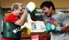 Der philippinische Box-Weltmeister Manny Pacquiao (rechts) bereitet sich in Baguio im Norden der Philippinen mit Trainer Freddie Roach auf seinen nächsten Kampf gegen Shane Mosley vor. Pacquiao ist ein Ausnahmetalent, da er als einziger Boxer der Welt acht Siegergürtel in acht verschiedenen Klassen sein eigen nennt.  Foto: dapd