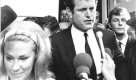 1969 verlässt Edward Kennedy mit seiner Frau Joan einen Gerichtssaal in Edgartown, Massachusetts. Nach einem Autounfall, bei dem eine junge Frau gestorben war, wurde Kennedy zu einer Bewährungsstrafe verurteilt. Er selbst hatte sich retten können, war aber erst am nächsten Tag zur Polizei gegangen. Foto: ap