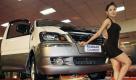 In der Stadt Rangun in Birma bewerben Models auf einer Automobilmesse die neuesten Fahrzeuge für den asiatischen Markt. Foto: dapd