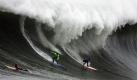 Gigantische Wellen: Greg Long und Jamie Sterling surfen auf einer großen Welle während des Mavericks Surf Contest im kalifornischen Half Moon Bay. Für den diesjährigen Wettbewerb sind die Bedingungen für große Wellen gut. Foto: ap