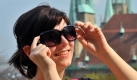Sonnenbrillen schtzen nicht nur vor der Sonne - mittlerweile gehren sie zu jedem Sommeroutfit. (Bild: dpa) Foto: dpa