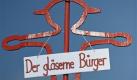 Protest gegen Überwachung im Alltag und gegen die Speicherung von Daten durch den Staat:Der gläserne Buerger lautet der Schriftzug dieser Figur, die in Berlin auf dem Potsdamer Platz während einer Demonstration unter dem Motto Freiheit statt Angst - Stoppt den Überwachungswahn gezeigt wird.  Foto: ap