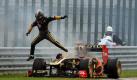 Nick Heidfeld flüchtet aus seinem brennenden Renault. Beim Großen Preis von Ungarn auf dem Hungaroring musste er in der 25. Runde seine Hoffnungen auf WM-Punkte begraben. Foto: dpa