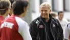 Weil Kölns neuer Coach Stale Solbakken erst am Wochenende zur Mannschaft stößt, wachte Volker Finke beim Trainingsauftakt des 1. FC Köln über das Team. Foto: imago