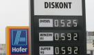 Benzin vom Supermarkt? In Österreich können Autofahrer bei einer Aldi-Tochter oft billig tanken. Foto: dpa