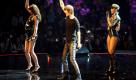 Die Popstars-Teilnehmer Elif (l.) und Nik treten in der Arena in Oberhausen bei der Fernsehshow Popstars - das Finale mit der aus Barbados stammende Sängerin Rihanna auf.
 Foto: ddp