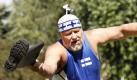 Konzentriert, mit einer Drehung wie ein Hammerwerfer, schleudert der 65-jährige finnische Sportler Heikki Virolainen am Samstag (14.07.2007) bei den Gummistiefelweitwurf-Weltmeisterschaften in Berlin seinen Stiefel über das Feld. Etwa 180 Teilnehmer aus fünf Ländern kämpfen bis zum Sonntag (15.07.2007) um die Weltmeisterschaft im Latexschuhschleudern. Foto: Wolfgang Kumm dpa/lbn +++(c) dpa - Bildfunk+++ Foto: dpa