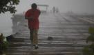 Ein Fischer rennt am Freitag in Honduras im starken Regen. Foto: ap