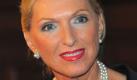 Maria-Elisabeth Schaeffler war ihr eigener, gleichnamiger Autozuliefererbetrieb noch nicht gro genug. Sie wnschte sich, dass der Konkurrent Continental auch zu ihrem Unternehmen gehren mge und startete in guten Zeiten mit der bernahme. Doch auch ihr ging in der Wirtschaftskrise das Geld aus. Nun wird ber Milliardenhilfen fr Schaeffler verhandelt - Ergebnis offen. Trotzdem gilt sie als bodenstndige und auch gesellschaftlich engagierte Unternehmerin. Foto: dpa