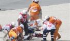 Der japanische Motorradrennfahrer Shoya Tomizawa wird nach seinem Unfall beim Moto2-Grand-Prix von San Morino behandelt. Tomizawa war in der 12. Runde gestürzt. Die hinter ihm fahrenden Scott Redding und Alex de Angelis konnten nicht mehr ausweichen und überrollten den am Boden liegenden Japaner. Wenig später starb der 19jährige an seinen schweren Verletzungen.
 Foto: ap