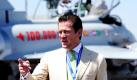 Verteidigungsminister Karl-Theodor zu Guttenberg (CSU) steht in Bangalore auf der Flugschau Aero India vor einem Eurofighter. Mit der Die Indien-Visite soll das Land zum Kauf von mindestens 126 Kampfjets vom Typ Eurofighter bewegt werden. Der Rüstungsauftrag würde immerhin bis zu sieben Milliarden Euro einbringen. Weitere Bewerber sind die USA, Russland, Frankreich und Schweden. Foto: dpa