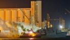 Im Hafen von Tripolis steigen von der Fregatte Al Ghardabia Flammen und Rauch auf, nachdem diese Freitagmorgen von einer Rakete eines britischen Kampfflugzeuges getroffen wurde. Die Nato berichtete, sie wollte mit den gezielten Angriffen auf mehrere Schiffe sicherstellen, dass diese nicht weiter in den andauernden Konflikt zwischen Regierungstruppen und Rebellen eingreifen können. Gaddafis Truppen sollen die Schiffe für das Streuen von Minen verwendet haben. Foto: dapd
