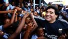 Fußballlegende Diego Maradona besucht Kinder in der Kgotlelelang Schule in Pretoria, Südafrika. Als Trainer der argentinischen Fußballnationalmannschaft besichtigte er das Trainingslager seines Teams. Foto: ap