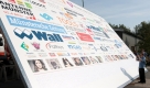 Die größte Postkarte der Welt: 81 Quadratmeter groß und ein Flickwerk von fast 7500 Einsendungen kann man die Postkarte in Emsdetten (Kreis Steinfurt) bewundern. Die Karte soll von einem Notar beglaubigt werden und dann den Weg ins Guinnessbuch der Rekorde finden. Foto: dpa