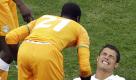 Die erste Partie in der sogenannten Todesgruppe G zwischen der Elfenbeinküste und Portugal begann hart. Hier beschwert sich der Hamburger Bundesligaprofi Guy Demel nach einem Foul (links) bei Portugals Star Cristiano Ronaldo. Nach dieser Aktion sahen letztlich beide Gelb. Foto: ap
