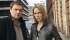 ARD/NDR Polizeiruf 110 Die Dreharbeiten für den neuen NDR „Polizeiruf 110: Schneekönig“ beginnen am 14. September in Rostock. Mit Anneke Kim Sarnau und Charly Hübner stehen erstmals die beiden neuen Protagonisten in Mecklenburg Vorpommern vor der Kamera. Das Buch schrieb Eoin Moore, der auch Regie führt. Die Redaktion hat Daniela Mussgiller. Zur Handlung: Alexander Bukow (Charly Hübner) und Katrin König (Anneke Kim Sarnau) ermitteln im Rostocker Partydrogen-Milieu: Sie suchen in ihrem ersten gemeinsamen Fall nach dem Mörder zweier dreizehnjähriger Mädchen. Hauptkommissar Bukow ist gerade erst von Berlin nach Rostock, seiner Heimat, zurückgekehrt. Seine Vergangenheit weist dunkle Flecken auf, und für Katrin König ist unklar, auf welcher Seite ihr neuer Kollege wirklich steht. Das macht die Zusammenarbeit nicht immer einfach. Charly Hübner und Anneke Kim Sarnau. Foto: NDR/Marcus Krüger