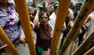 Demonstranten rufen während einer Demonstration in Colombo, Sri Lanka, Slogans gegen die Regierung. Sie protestieren gegen die Inhaftierung des Oppositionsführers Gen, die Demonstration eskalierte in Gewalt und wurde von der Polizei niedergeschlagen. Foto: ap
