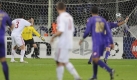 Undurchsichtig:Ein berraschter Bayern-Torwart Michael Rensing (gelbes Trikot) kassiert den Treffer zum 1:0 fr Florenz. Foto: dpa