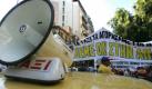 Taxi drivers shout slogans in front of a banner reading 'We say 'NO' to degradation' during a protest march to the Finance Ministry in Athens, Greece, 14 October 2011. Traffic was backed up for hours across Athens, as taxi drivers joined the second day of a 48-hour public transport strike. Tens of thousands were forced to drive to work. EPA/ALEXANDROS VLACHOS EPA/ALEXANDROS VLACHOS +++(c) dpa - Bildfunk+++ 
 Foto: dpa