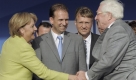 Bangt um seine Regierungsmehrheit: Thüringens Ministerpräsident Dienter Althaus (Mitte), links Bundeskanzlerin Merkel, rechts sein Amtsvorgänger Berrnhard Vogel. Foto: ap
