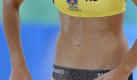 Platz 1 für Frauen: Durch den nachgebenden Untergrund (Sand) werden auch kleinere Muskeln gefordert, die tiefliegend im Gewebe für Stabilität sorgen. Da zwei gegen zwei gespielt wird, kommt man schneller ins Schwitzen  und verbraucht mehr Kalorien. Extra gibts ein Peeling dazu. Foto: dpa